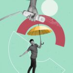 Katrin Pingel Coachin für Finanzen und Vorsorge aus Unna. Das Bild zeigt eine Collage. Ein junger Mann mit Drei-Tage-Bart hält in der linken Hand einen gelben Regenschirm, dabei verdreht er sich zum Betrachter. Seine Augen und Mund sind weit aufgerissen, er lacht. Über dem Regenschirm ragt eine große Hand aus einem Loch in der Decke dabei hält sie einen weißen Telefonhörer mir Spiralkabel fest umklammert. Hans und Mann sind in schwarz-weiß abgebildet. Der Hintergrund besteht aus grünem Papierblatt. Um den Mann sieht man bunte geografische Formen. Die Collage wird für das Thema "Komm´ in mein Finanz­coaching, wenn du Dich fit in Sachen Finanzen und Vorsorgethemen machen möchtest“ verwendet.