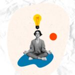 Katrin Pingel Coachin für Finanzen und Vorsorge aus Unna. Das Bild zeigt eine Collage. Eine junge Frau sitzt im Schneidersitz und meditiert, dabei hat sie die Augen geschlossen, die Mittelfinger und Daumen berühren sich, die Handflächen liegen auf den Knien und sind nach oben ausgerichtet. Sie ist in schwarz-weiß abgebildet. Über der Frau schwebt eine gelbe Glühbirne. Um sie herum sind bunte Kreise und Formen. Der Hintergrund zeigt ein zerknittertes Blatt Papier. Die Collage wird für das Thema "Komm´ in mein Finanz­coaching, wenn du Erbin oder Erbe bist und Orientierung benötigst“ verwendet.