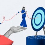 Katrin Pingel Coachin für Finanzen und Vorsorge aus Unna. Das Bild zeigt eine Collage. Eine junge Frau geht auf einer riesigen Männerhand, dabei schaut sie auf ein Smartphone, dass sie mit beiden Händen hält, sie lächelt. Ihre Kleidung besteht aus blauen Papierschnitt. Vor ihr erstreckt sich eine große Zielscheibe auf einem Dreibein. Über das gesamte Bild schlängelt sich ein roter Faden, der durch die Zielscheibe geht. Die Collage wird für das Thema "Komm´ in mein Finanz­coaching, wenn du nach dem roten Faden bei Deinen Geldangelegenheiten suchst“ verwendet.