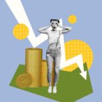 Katrin Pingel professionelle Coachin für Finanzen und Vorsorge aus Unna. Das Bild zeigt eine Collage. Eine junge Frau schaut erschrocken in die Kamera, dabei hält sie ihre Hände an den Kopf, die Ellenbogen weit nach außen gestreckt. Ihre Augen sind weit geöffnet und der Mund formt ein großes „O“. Sie trägt eine Jeans-Latzhose, wobei ein Träger herunterhängt. Die Frau ist in schwarz-weiß abgebildet. Direkt hinter und neben ihr stapeln sich goldene Geldmünzen mit Doller-Zeichen zu Säulen. Hinter der Frau verläuft zickzack ein weißer Graph von links oben nach rechts unten. Im Hintergrund sind bunte geometrische Formen zu sehen. Der Hintergrund ist blau. Die Collage wird für das Thema "Komm´ in mein Finanz­coaching, wenn du schon einmal eine Unterschrift bereut hast“ verwendet.