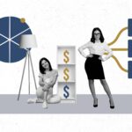 Katrin Pingel professionelle Coachin für Finanzen und Vorsorge aus Unna. Das Bild zeigt eine Collage. Zwei junge Frauen in schwarz-weiß schauen den Betrachter an. Die linke Frau sitzt ihr Knie umklammernd auf dem Boden und lächelt mit geneigtem Kopf in die Kamera. Hinter ihr steht eine Stehlampe mit Schirm. Die rechte Frau mit Brille steht mit in die Hüften gelegten Händen und ausgestreckten Ellenbogen und schaut ernst in die Kamera. Zwischen den Frauen steht ein Bücherregal, in den drei Fächern stehen Doller-Zeichen. Das Bild ist eher farblos gehalten. Die Collage wird für das Thema "Komm´ in mein Finanz­coaching, wenn du vor einer wichtigen Entscheidung in puncto Geld stehst“ verwendet.